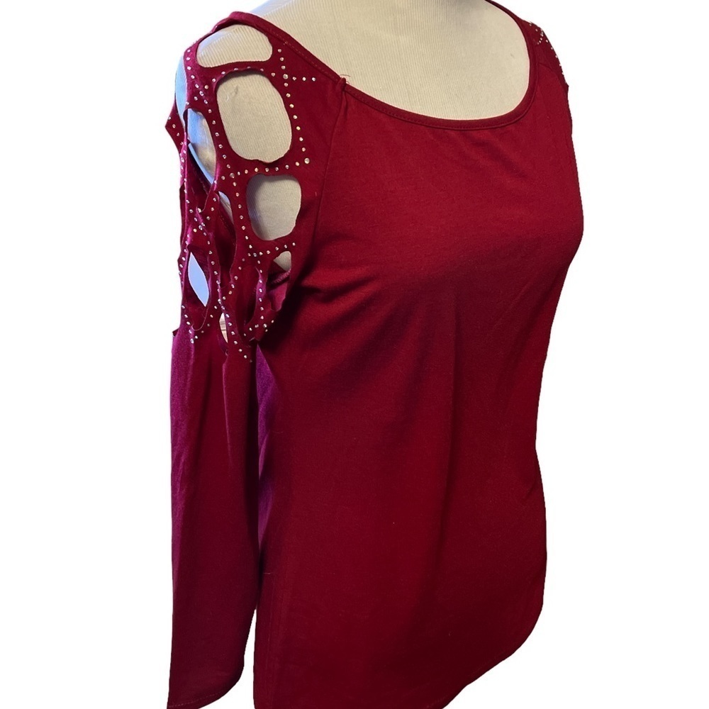 burgundy long sleeve t-shirt with cutouts at the arm and crystals, new, small